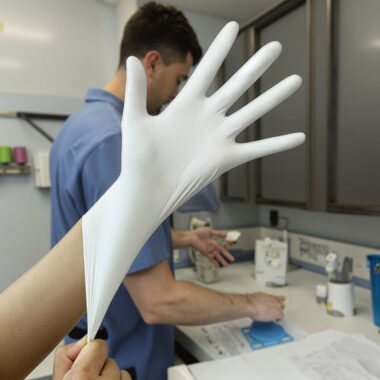  White 9-Inch Powder-Free Disposable Nitrile Gloves for Chemical Safety